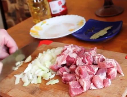 Гуляш из свинины в мультиварке с подливой — рецепты